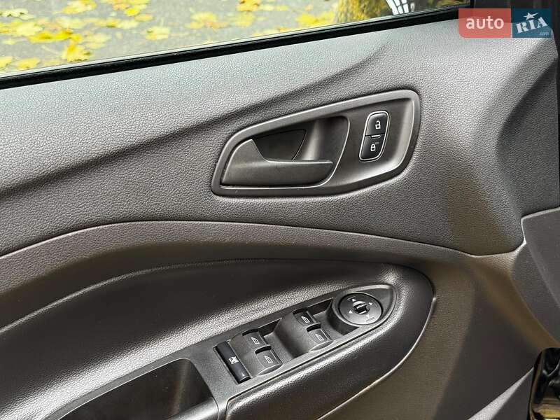 Внедорожник / Кроссовер Ford Escape 2017 в Киеве