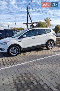 Внедорожник / Кроссовер Ford Escape 2018 в 