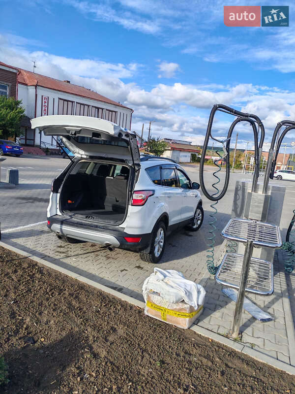 Внедорожник / Кроссовер Ford Escape 2018 в Ладыжине
