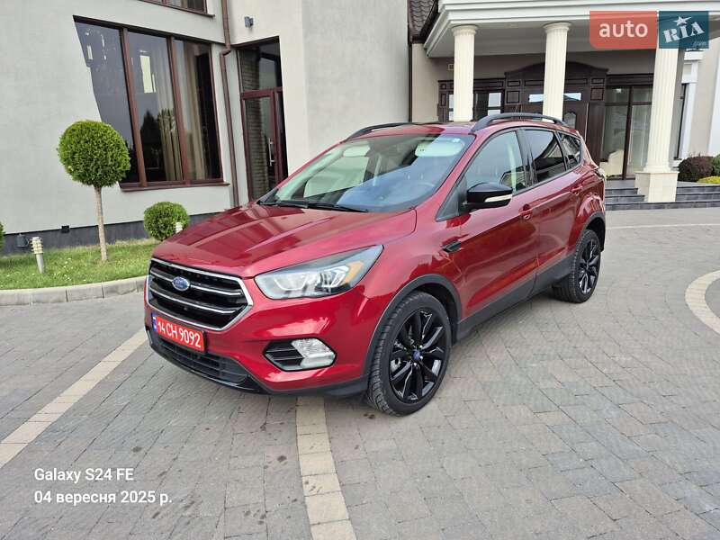 Внедорожник / Кроссовер Ford Escape 2016 в 