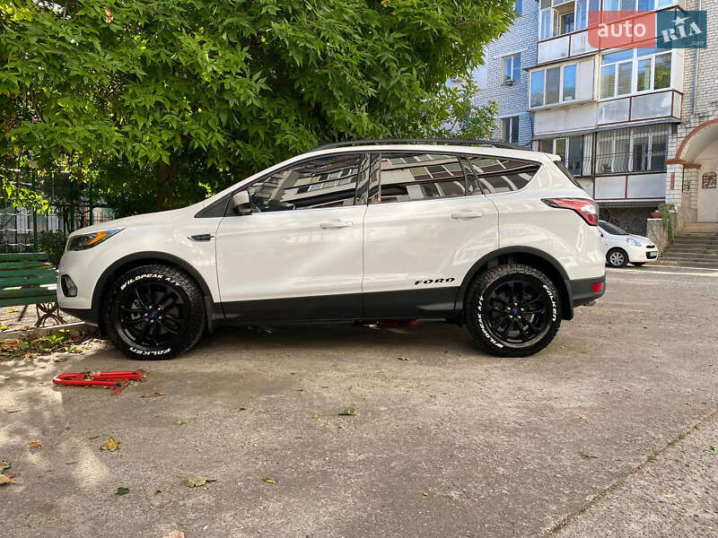 Внедорожник / Кроссовер Ford Escape 2018 в Черноморске