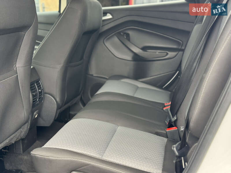 Внедорожник / Кроссовер Ford Escape 2017 в Староконстантинове