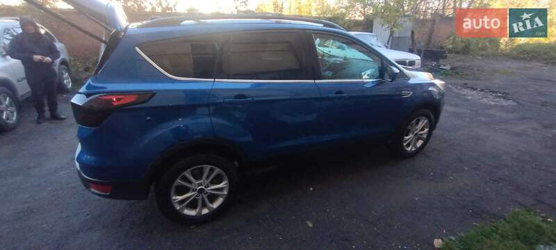 Внедорожник / Кроссовер Ford Escape 2016 в Полтаве