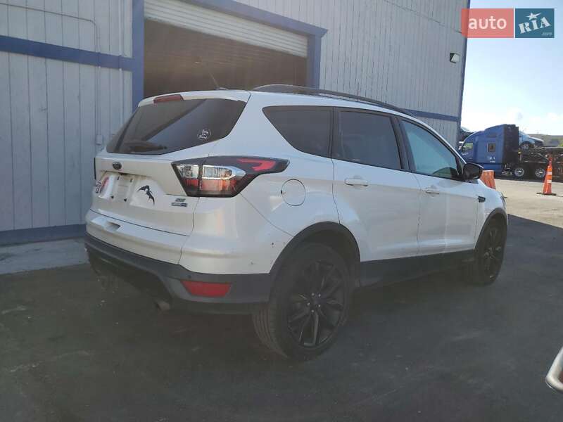 Внедорожник / Кроссовер Ford Escape 2016 в Виннице