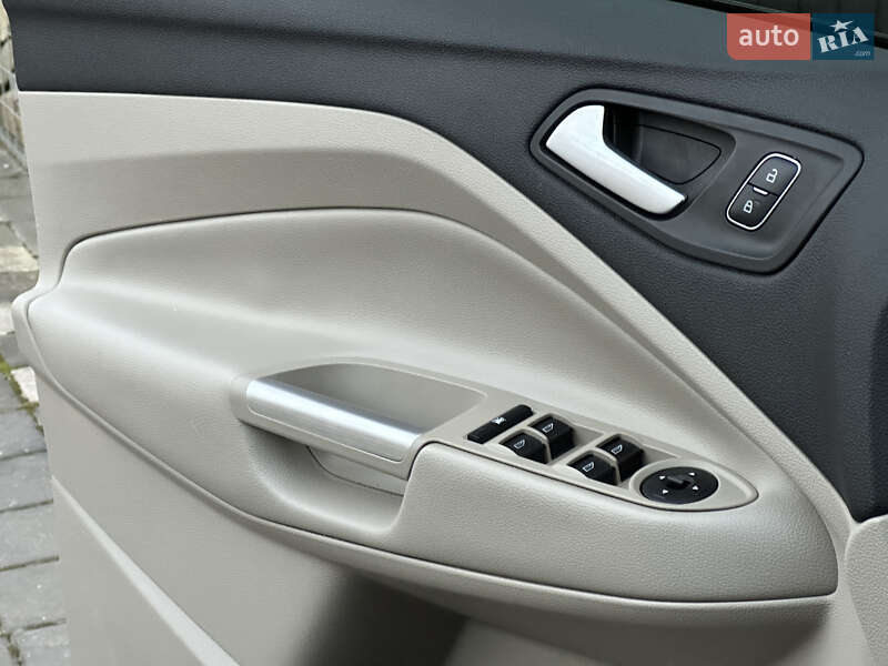 Позашляховик / Кросовер Ford Escape 2017 в Стрию