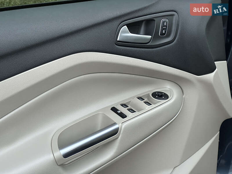 Позашляховик / Кросовер Ford Escape 2017 в Стрию