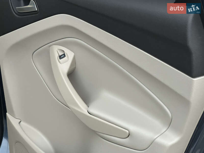 Позашляховик / Кросовер Ford Escape 2017 в Стрию