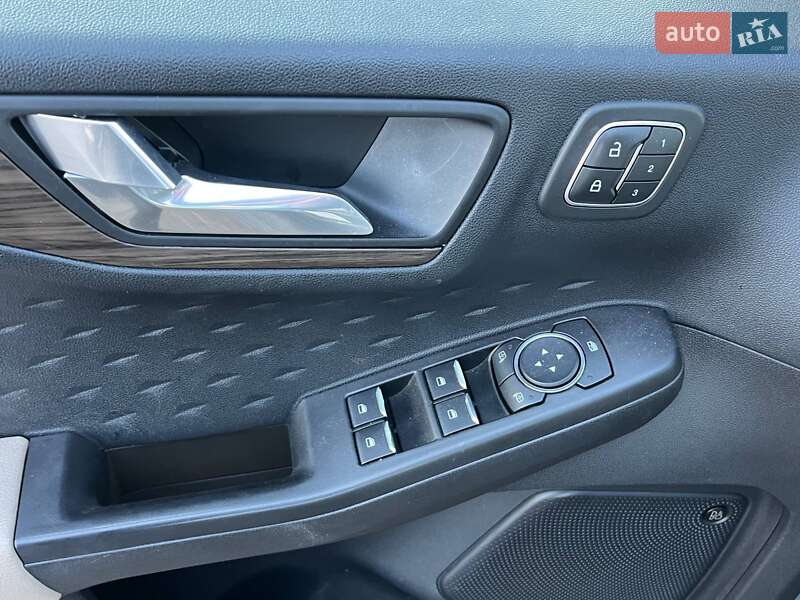 Позашляховик / Кросовер Ford Escape 2020 в Луцьку