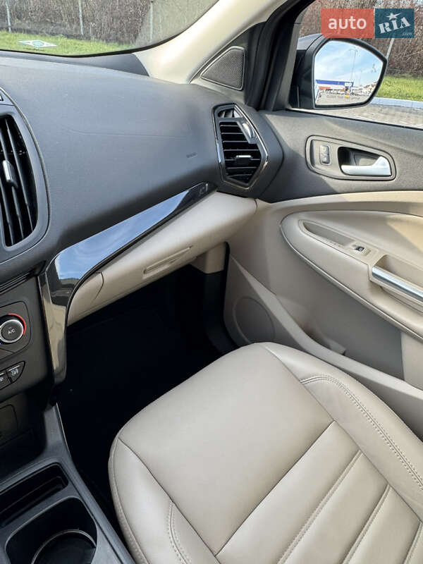 Позашляховик / Кросовер Ford Escape 2017 в Чернівцях