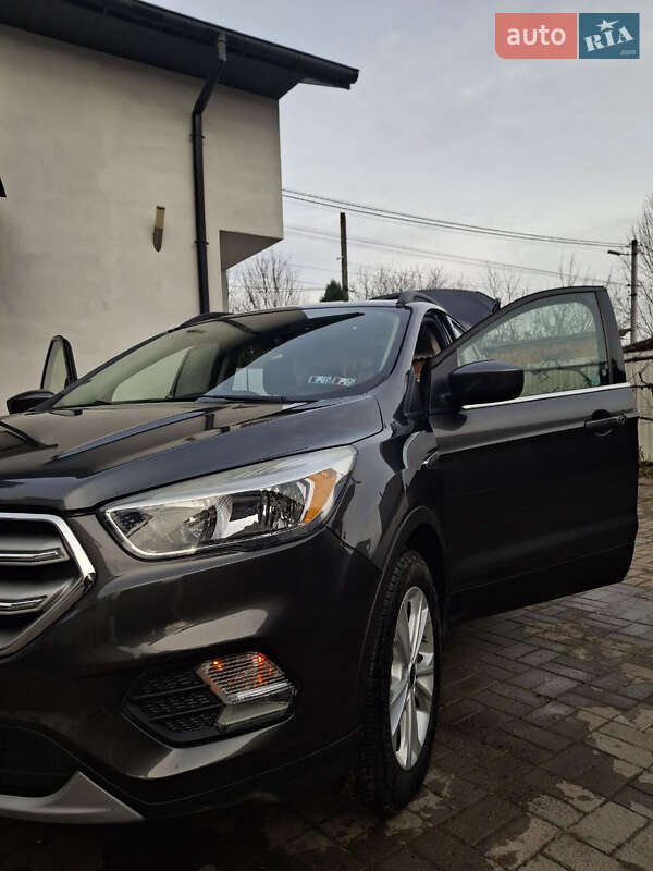 Позашляховик / Кросовер Ford Escape 2018 в Чернівцях