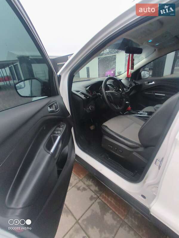 Внедорожник / Кроссовер Ford Escape 2017 в Буштыне