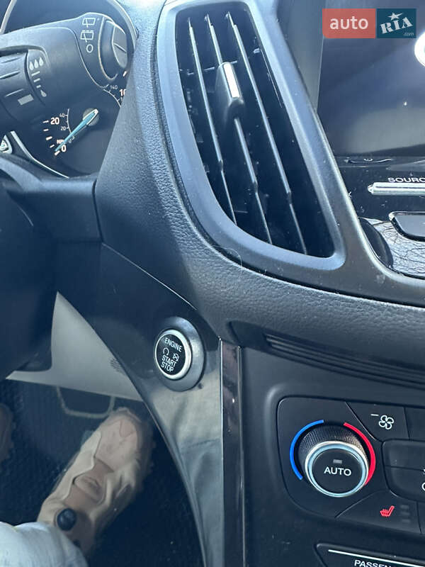 Позашляховик / Кросовер Ford Escape 2017 в Чернівцях