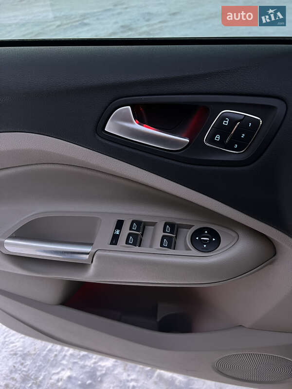 Внедорожник / Кроссовер Ford Escape 2016 в Сарнах