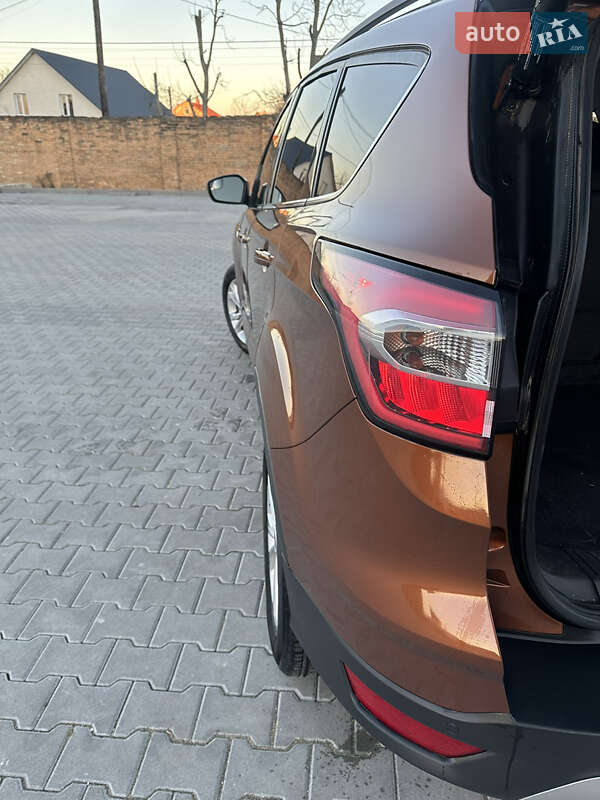 Внедорожник / Кроссовер Ford Escape 2017 в Дубно