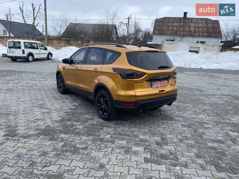Внедорожник / Кроссовер Ford Escape 2016 в Дубно