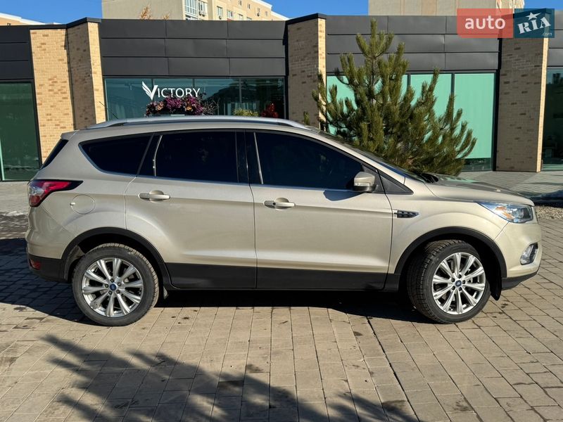 Внедорожник / Кроссовер Ford Escape 2017 в Хмельницком