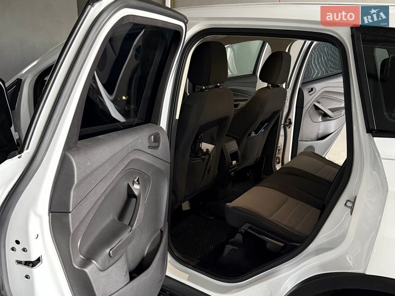 Внедорожник / Кроссовер Ford Escape 2016 в Тысменице