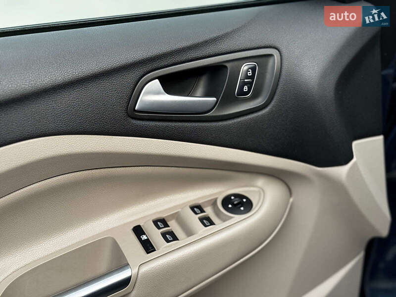 Внедорожник / Кроссовер Ford Escape 2017 в Львове