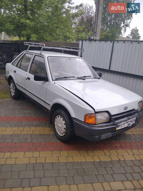 Хэтчбек Ford Escort 1987 в Самборе
