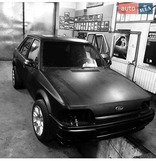 Хэтчбек Ford Escort 1987 в Черновцах