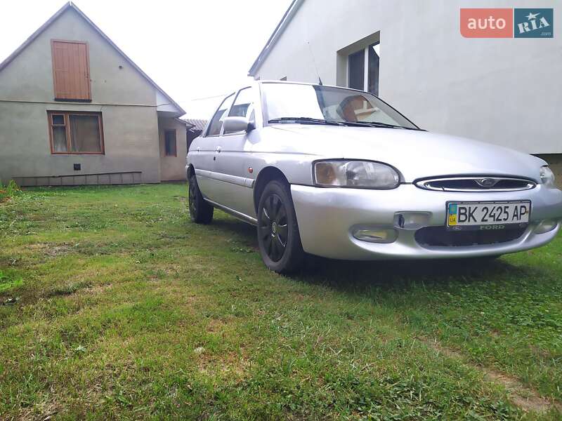 Хэтчбек Ford Escort 1995 в Ровно