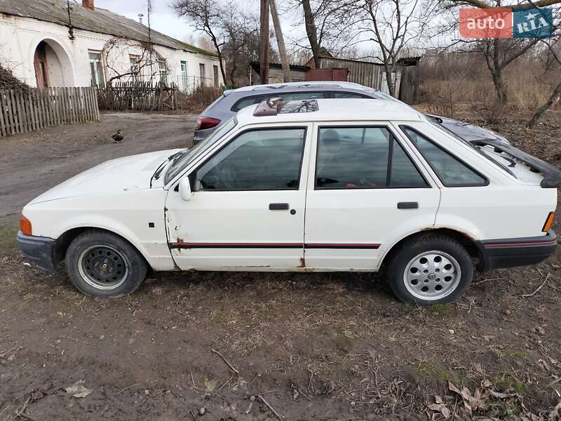 Хэтчбек Ford Escort 1989 в Черняхове