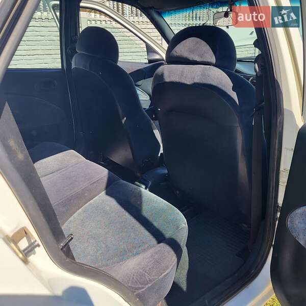 Седан Ford Escort 1995 в Прилуках