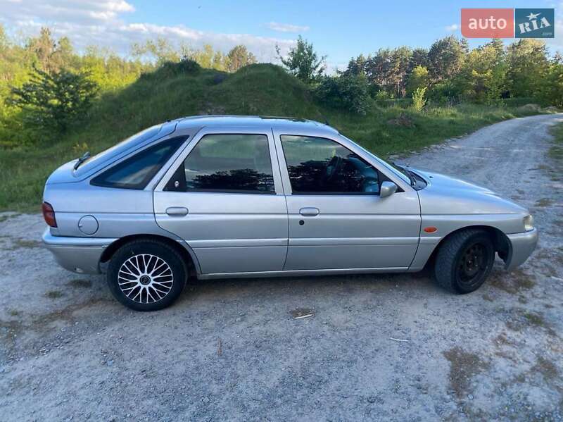 Хэтчбек Ford Escort 1996 в Звягеле