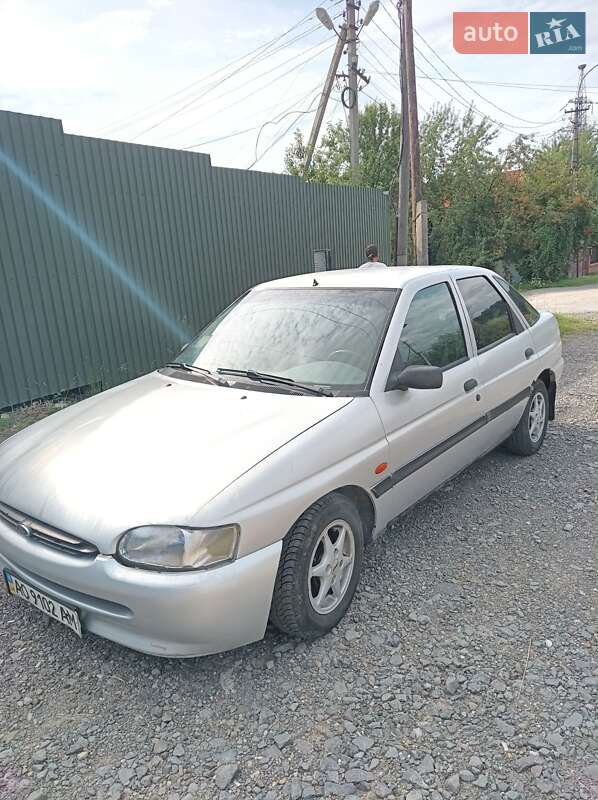 Хэтчбек Ford Escort 1996 в 