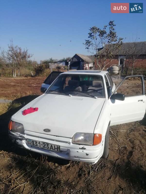 Хэтчбек Ford Escort 1988 в Турбовом