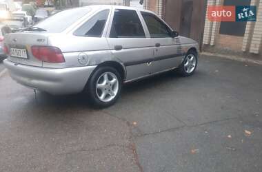 Хэтчбек Ford Escort 1995 в 