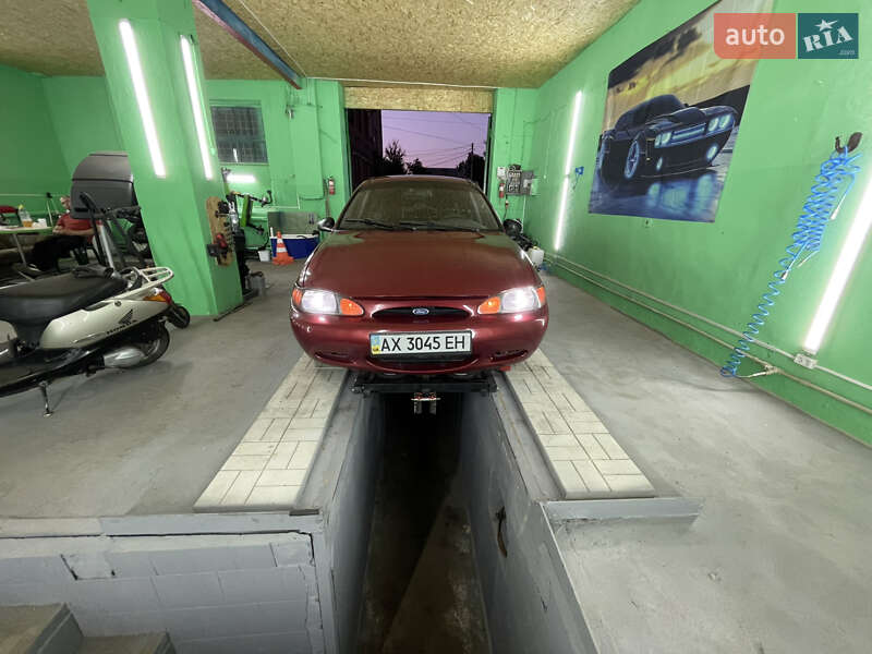 Седан Ford Escort 1996 в Краснокутске