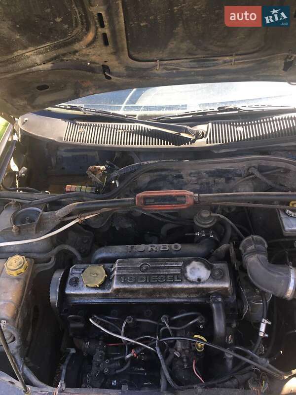 Хэтчбек Ford Escort 1999 в Долине