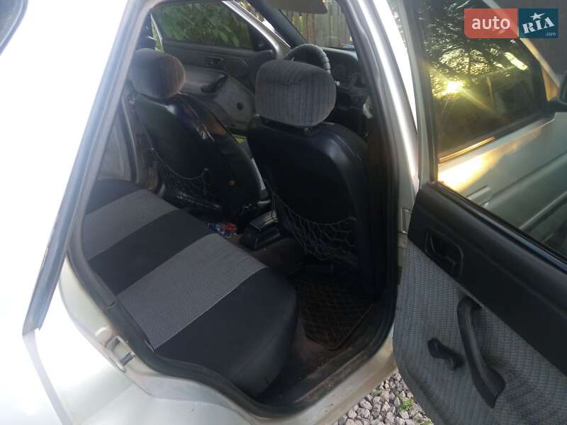 Седан Ford Escort 1992 в Кривом Роге