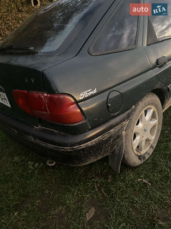 Хэтчбек Ford Escort 1996 в Луковцах