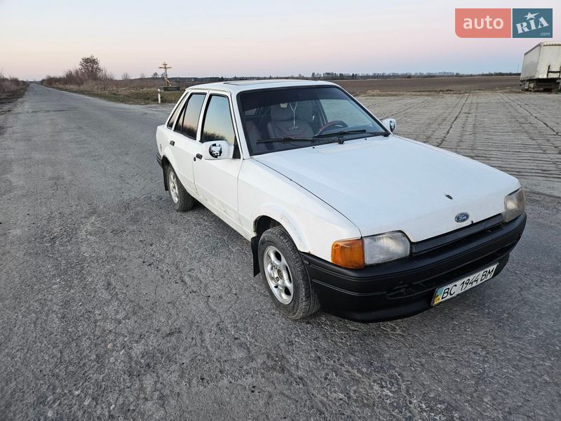 Хетчбек Ford Escort 1988 в Буську