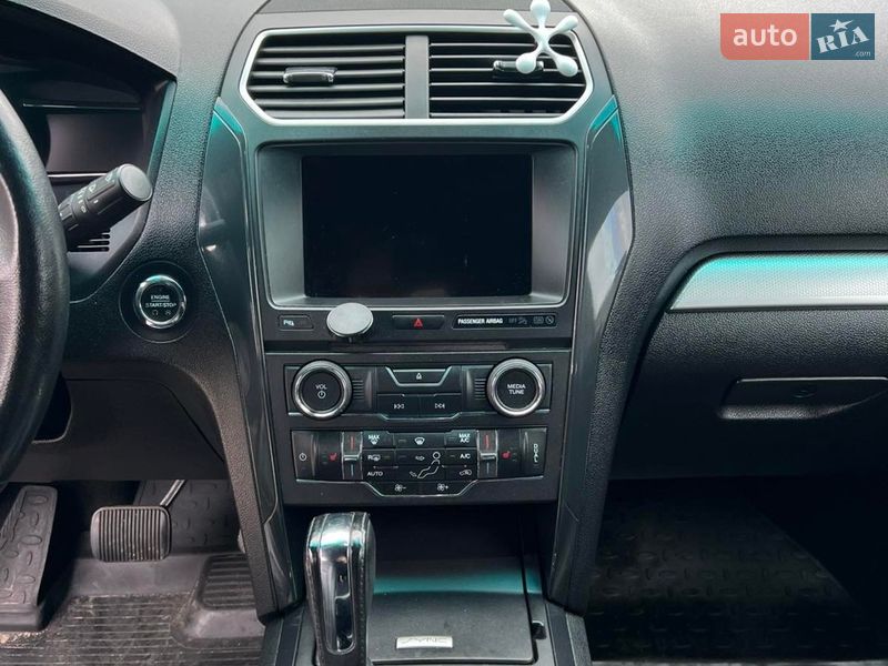 Позашляховик / Кросовер Ford Explorer 2016 в Вараші