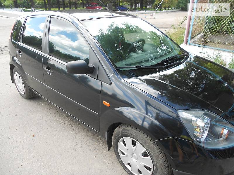 Хэтчбек Ford Fiesta 2004 в Нововолынске