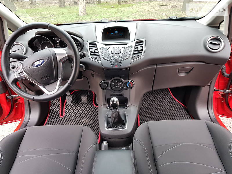 Хетчбек Ford Fiesta 2015 в Дніпрі