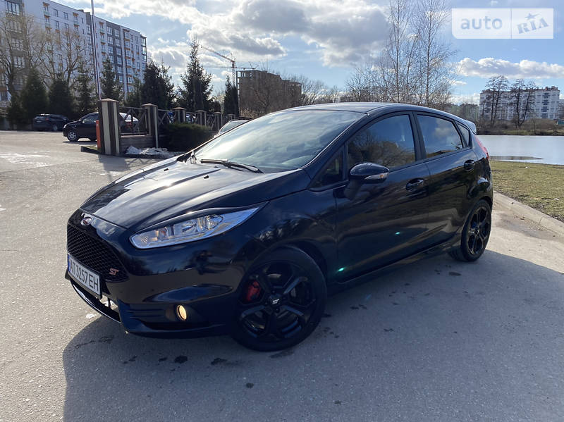 Хетчбек Ford Fiesta 2016 в Івано-Франківську