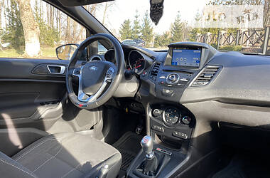 Хэтчбек Ford Fiesta 2016 в 
