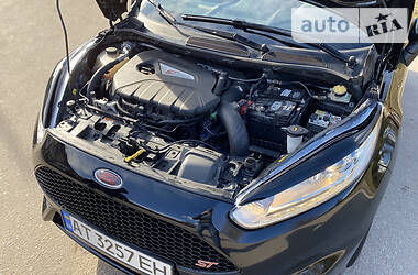 Хэтчбек Ford Fiesta 2016 в 