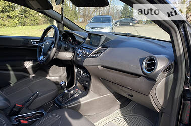Хэтчбек Ford Fiesta 2016 в 