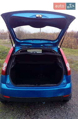 Хэтчбек Ford Fiesta 2005 в 