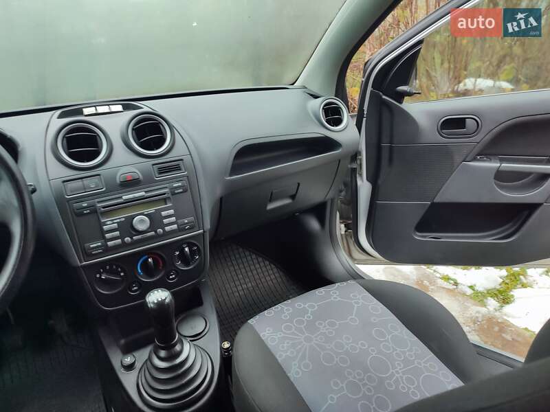 Хэтчбек Ford Fiesta 2006 в Львове