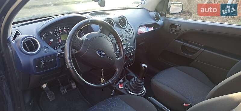 Хэтчбек Ford Fiesta 2006 в Ровно