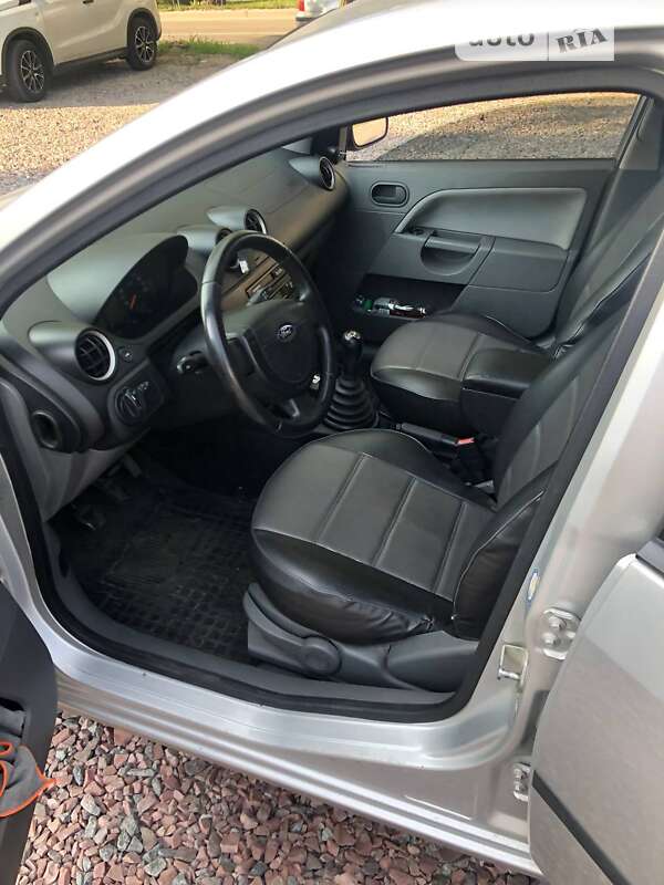 Хэтчбек Ford Fiesta 2002 в Киеве фото 4 Хэтчбек Ford Fiesta 2002 в Киеве
