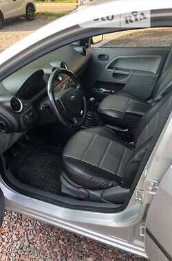 Хэтчбек Ford Fiesta 2002 в 
