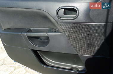 Хэтчбек Ford Fiesta 2006 в 