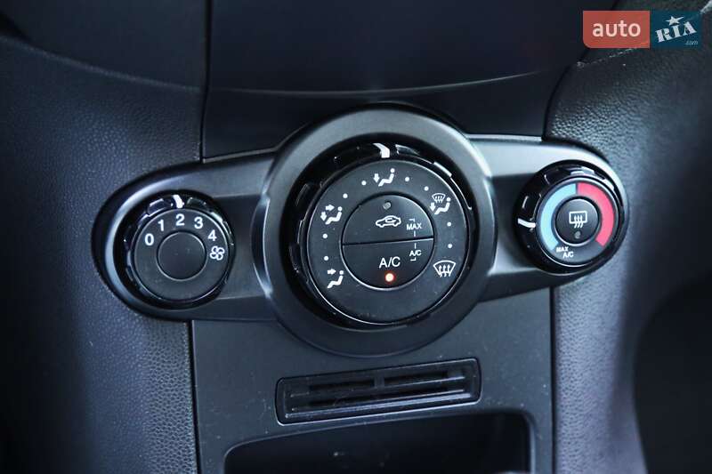 Хэтчбек Ford Fiesta 2015 в Киеве